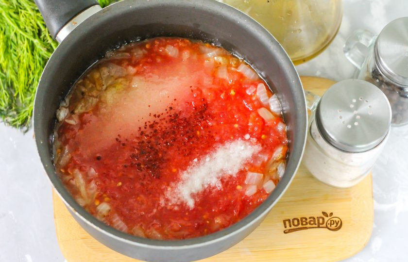 1. Этап. Цицибели на зиму с луком: Всыпьте соль и сахар, молотую паприку и острый красный перец, черный молотый перец.