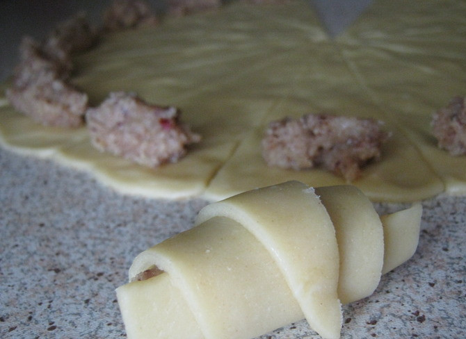 1. Этап. Мутаки с орехами: Тем временем готовим начинку. Измельчаем орехи, перемешиваем с сахаром. Перемешиваем с белком. Начинку добавляем на раскатанные в блин кусочки теста.