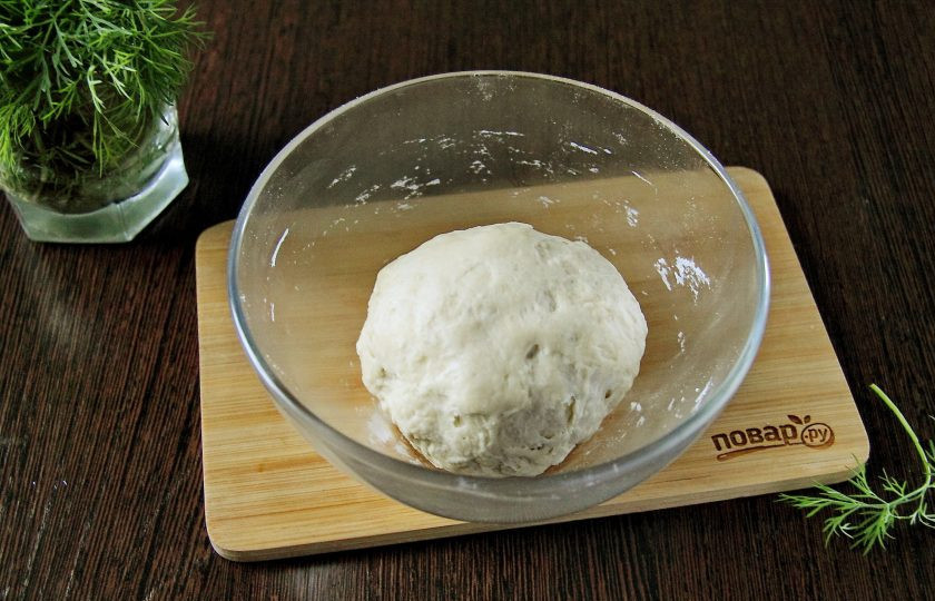 1. Этап. Лепешки с укропом: Сначала перемешайте все ложкой, затем руками замесите мягкое тесто. Соберите его в шар, накройте и оставьте на 10 минут.