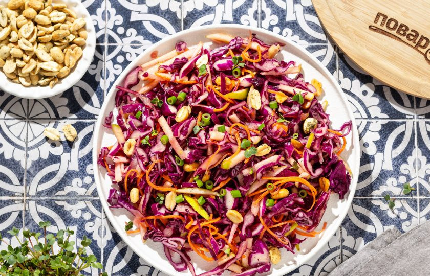 1. Этап. Салат из красной капусты с яблоками и арахисом: Выложите салат в тарелку для подачи, а сверху посыпьте порезанным зеленым луком и микрозеленью. Салат из красной капусты с яблоками и арахисом готов, приятного вам аппетита!