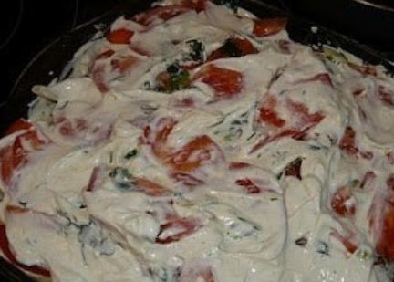 1. Этап. Обалденная картофельная запеканка с рыбкой: Помидоры нарежьте кольцами и также выложите в форму. Полейте оставшимися сливками. Советую предварительно снять с помидоров кожицу. Для этого залейте их кипятком и подержите минут 5, кожица легко сойдет.