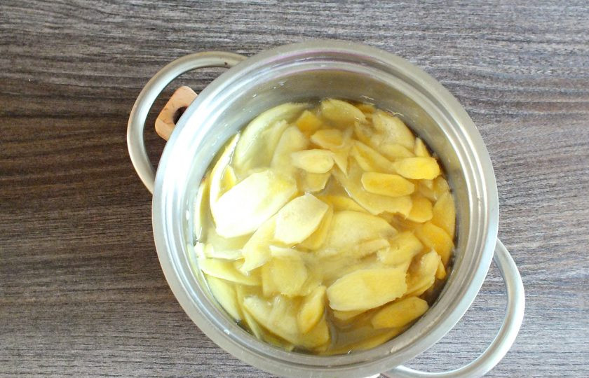 1. Этап. Маринованный имбирь со свеклой: Поставьте на огонь, доведите до кипения и сразу же снимите. Слегка охладите.