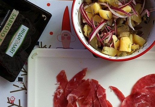 1. Этап. Салат послепраздничный Застольный: Нарезаем в салат сыровяленое филе индейки тонкими полосками. Отправляем в салатник.