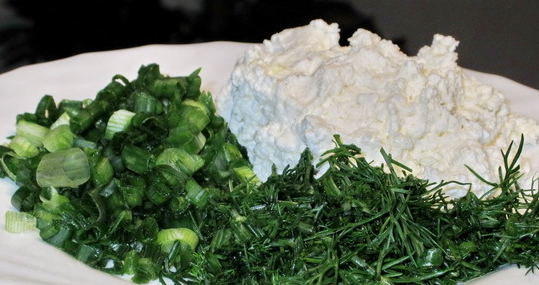 1. Этап. Курица с творогом в духовке: 1. Творог смешаем с измельченной зеленью. Затем добавим молоко и специи, вымешаем до однородности.