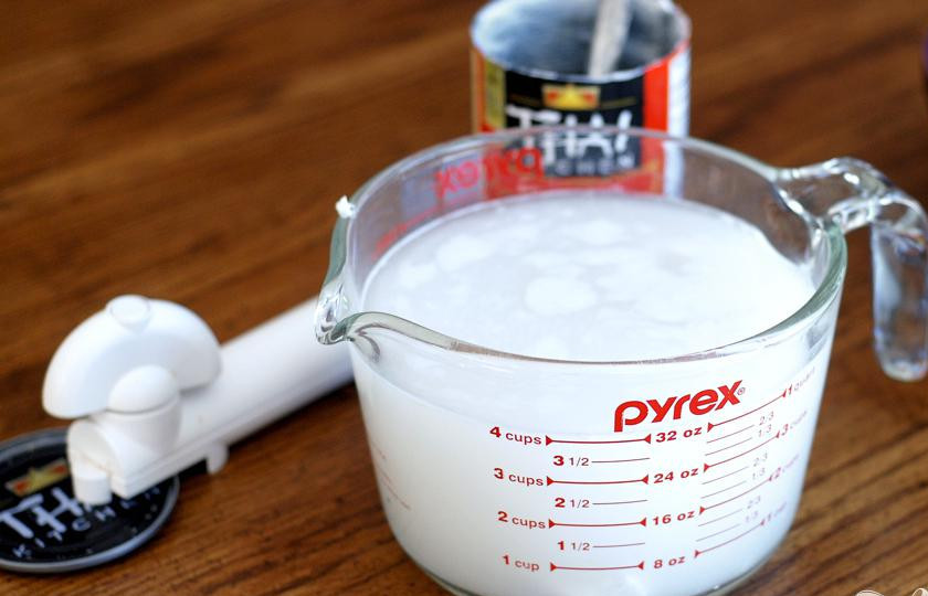 1. Этап. Рис с кокосовым молоком по-тайски: 1. Соединить кокосовое молоко с водой, чтобы получилось 4 чашки жидкости.