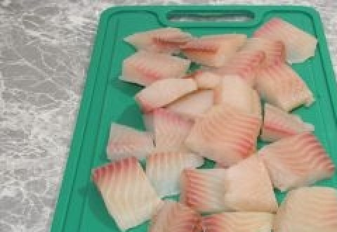 1. Этап. Кета в кляре: 1. Я всегда начинаю с рыбки. Филе кеты нужно разрезать на несколько частей, чтобы кусочки не были большими.