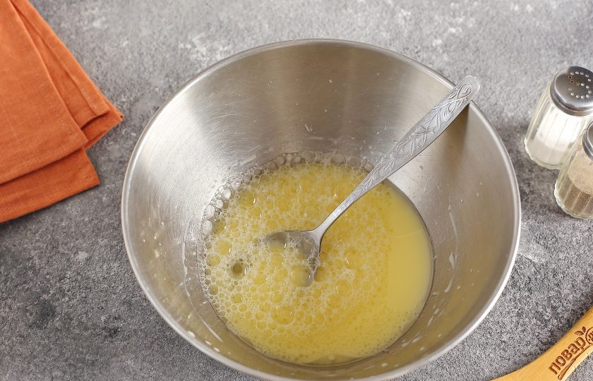 1. Этап. Рулет с тыквой на пару: Соедините воду, масло и яйцо. Добавьте 0,5 ч.л. соли и все перемешайте до однородности.