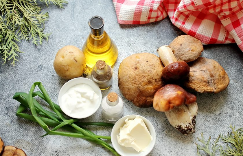 1. Этап. Грибы по-деревенски: Подготовьте все необходимые ингредиенты для приготовления грибов по-деревенски. Грибы тщательно переберите, удаляя рыхлые и червивые. Срежьте места загрязнения и быстро сполосните, дайте воде полностью стечь.