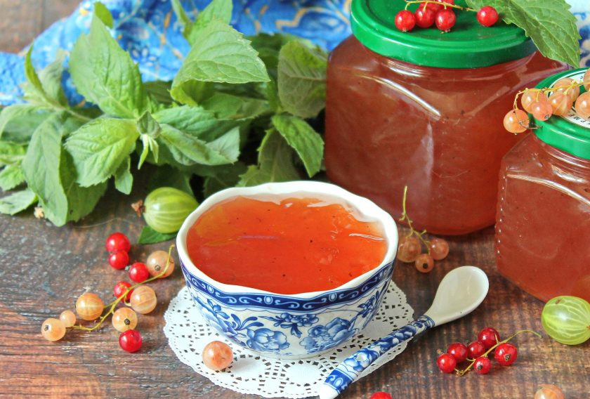 1. Этап. Варенье-желе из смородины: Разлейте жидкость по сухим стерилизованным банкам и дайте полностью остыть. Закройте крышками и уберите в прохладное место. Удачных заготовок и приятного аппетита!