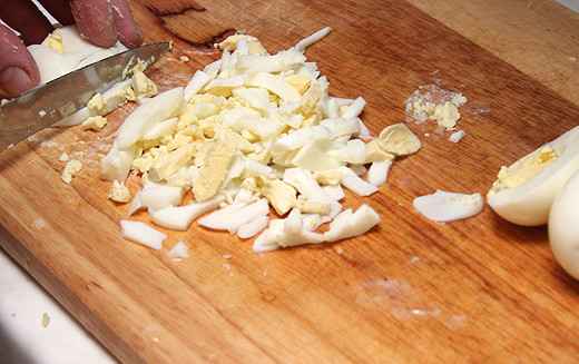 1. Этап. Салат в авокадо: 3. Яйца отварим, остудим и тоже измельчим. Смешаем все ингредиенты, заправим лимонным соком и майонезом.