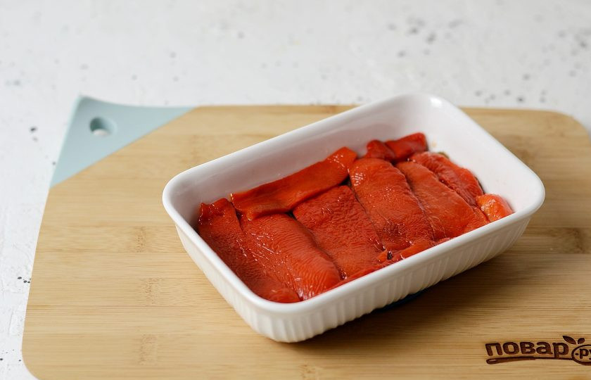 1. Этап. Овощной тьян из баклажанов и болгарского перца: Следом слой болгарского перца. Чередуйте слой, пока не закончатся ингредиенты. Каждый слой промазывайте маслом с зеленью.