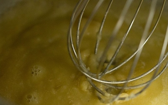 1. Этап. Паста с сырным соусом: Смажьте маслом форму для выпечки, разогрейте духовку до 200 градусов. Растопите в сотейнике 3 ложки масла, всыпьте муку, затем перемешайте. Масса должна стать золотистой.