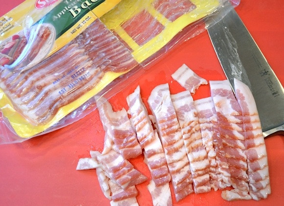 1. Этап. Запеченная индейка кусочками: 1. Порежьте бекон тонкими ломтиками.