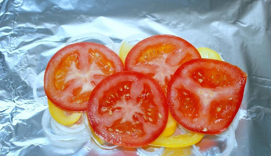 1. Этап. Рыба запеченная диетическая: 8. И помидоры. Чтобы рыба запеченная диетическая в домашних условиях была более полезной, овощи лучше не солить.