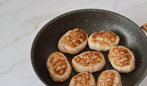 1. Этап. Свиные котлеты в томатной подливке: Быстро обжарьте их с двух сторон до румяной корочки буквально по 1-2 минуте с каждой стороны.