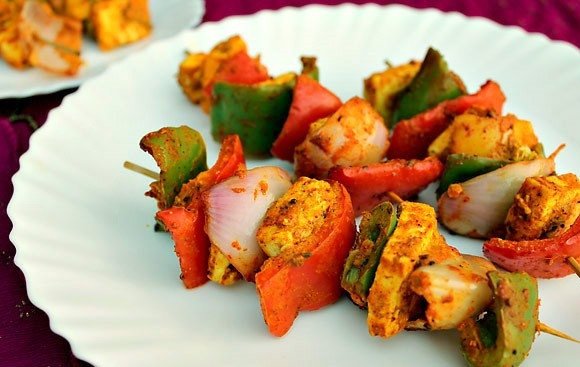 1. Этап. Закуска для пикника на природе: 12. Выкладываю закуску на тарелку. Подаю к столу или упаковываю и беру с собой. Благодаря шпажке ее очень удобно кушать. Такую закуску можно сделать и на открытом огне.