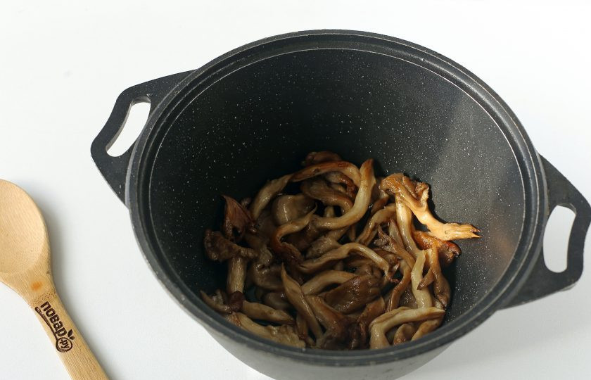 1. Этап. Картошка с грибами в казане: Разогрейте в казане масло, выложите грибы и обжаривайте с открытой крышкой на среднем огне периодически помешивая до золотистого цвета.
