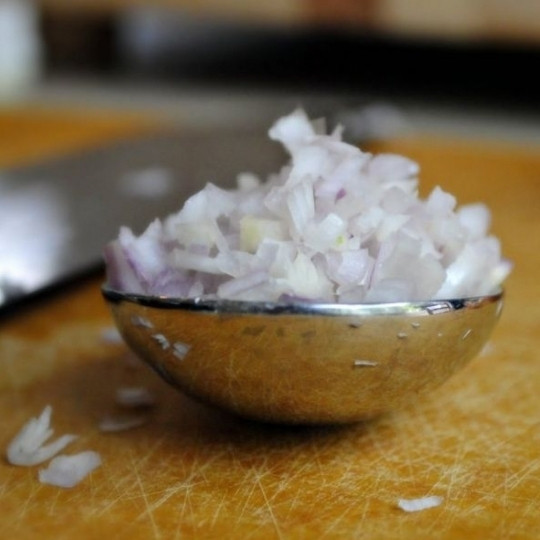 1. Этап. Чесночно-сырные гренки: Лук-шалот (1/4 головки) мелко нарезаем.