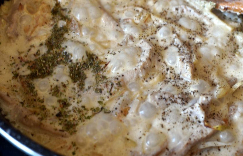 1. Этап. Свинина в сливках с корневым сельдереем: Посолите и посыпьте содержимое сотейника пряностями. Хорошо перемешайте и отключите нагрев. Дайте настояться мясу минут 15 под крышкой.