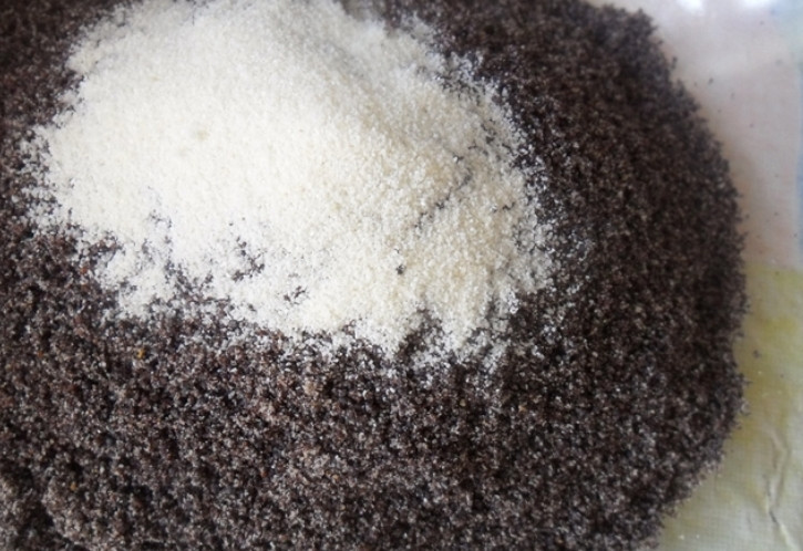 1. Этап. Маковый пирог: Мак следует перемолоть и соединить с манкой.