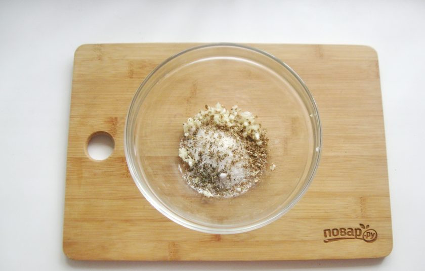 1. Этап. Морковь по-корейски с опятами: Насыпьте соль.