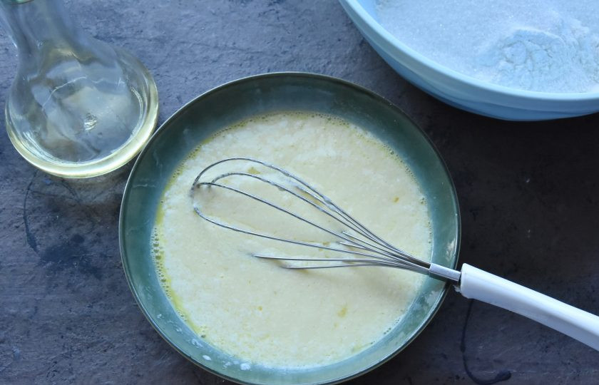 1. Этап. Пышные панкейки рецепт на кефире: К яйцам влейте кефир, растительное масло и перемешайте смесь венчиком.