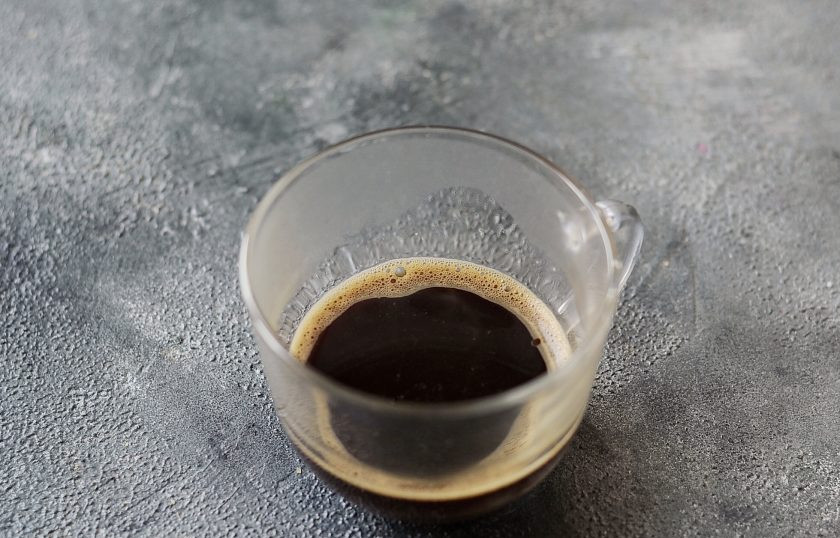 1. Этап. Фредо капучино: Сварите крепкий двойной эспрессо.