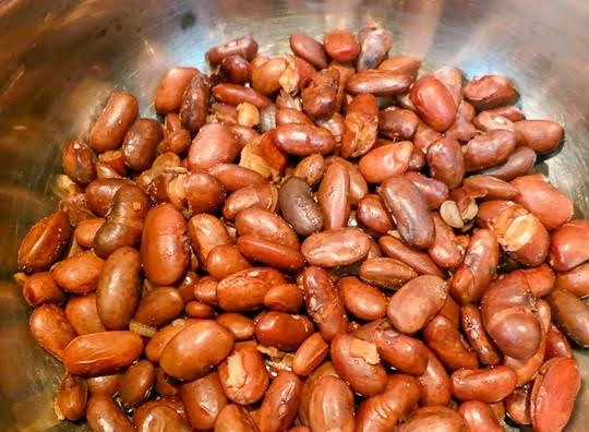 1. Этап. Борщ сибирский: 1. Для начала расскажу про подготовительный этап. Чтобы приготовить борщ сибирский в домашних условиях необходимо для начала отварить заранее замоченную на ночь фасоль и бульон.