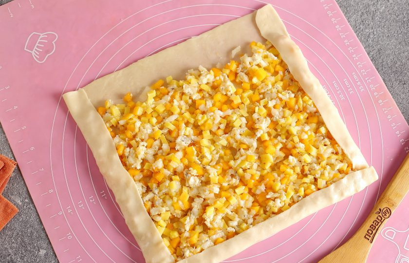 1. Этап. Рулет с тыквой на пару: Затем с двух сторон подверните края, и сверните тесто рулетом.