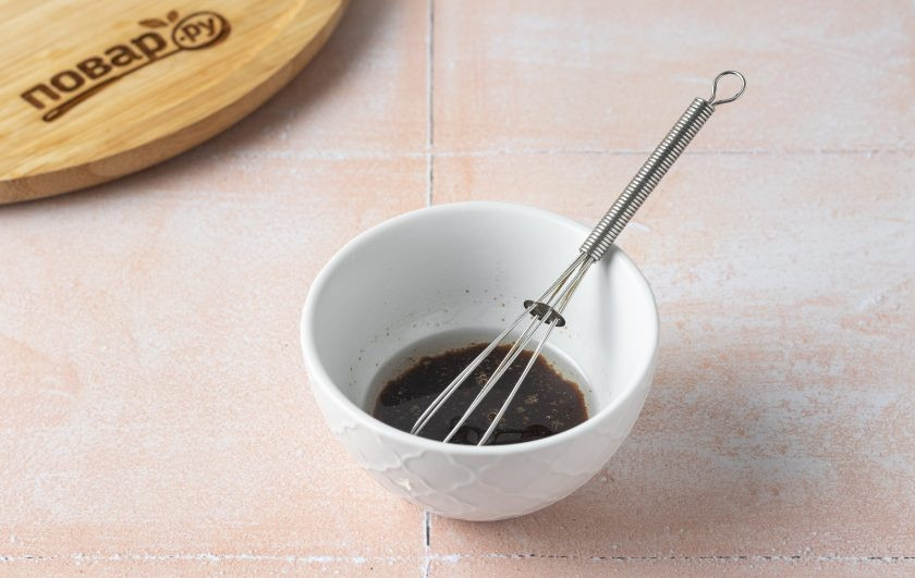 1. Этап. Салат из красного риса: Для заправки смешайте бальзамический уксус, растительное масло и горчицу.