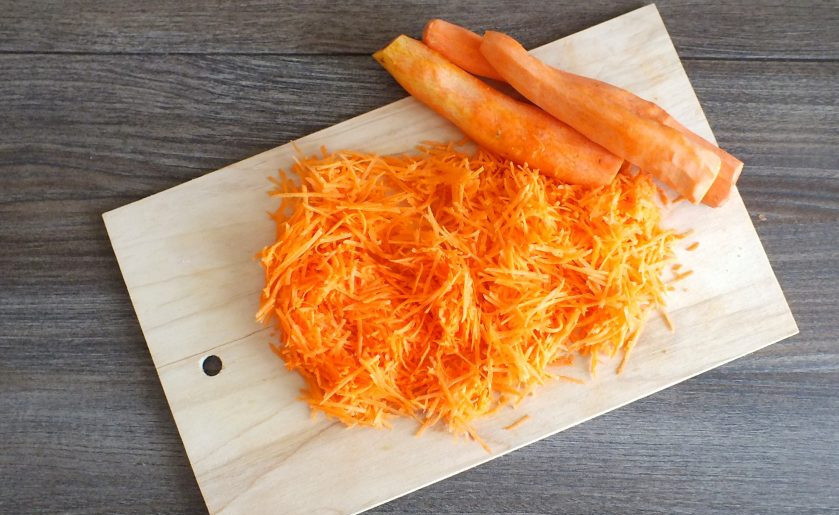 1. Этап. Бразильский морковный кекс: Натрите морковь на мелкой терке.