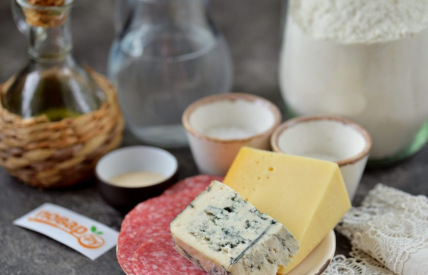 1. Этап. Пицца с горгонзолой: Подготовьте все необходимые ингредиенты.