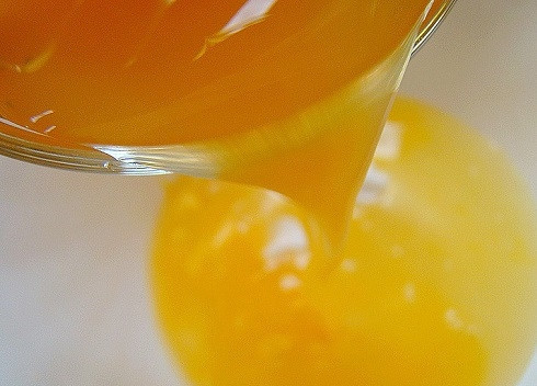 1. Этап. Лимонник пирог: И апельсиновый сок. Тщательно размешаем.