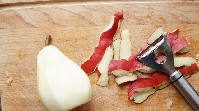 1. Этап. Пьяная груша: 2. Груши моем и тонким слоем срезаем кожицу, а также срезаем донышко и аккуратно удаляем семена.