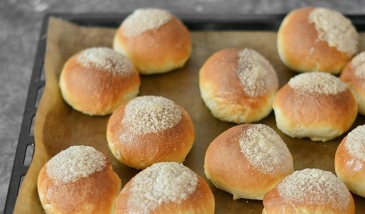 1. Этап. Булочки сахарные из ночного теста: Дайте булочкам время на расстойку примерно 60-80 минут и затем отправьте в нагретую духовку. Выпекайте около 20 минут при температуре 180°С. В процессе выпекания сахарная шапочка может съехать немного в сторону, тут не угадаешь, так как тесто - живой организм и оно поднимается не строго по сфере.