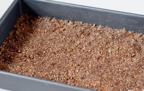 1. Этап. Пирожные с орехами и кокосовой стружкой: 2. Выложить смесь на противень. Выпекать в течение 12-15 минут, пока корочка не станет твердой.