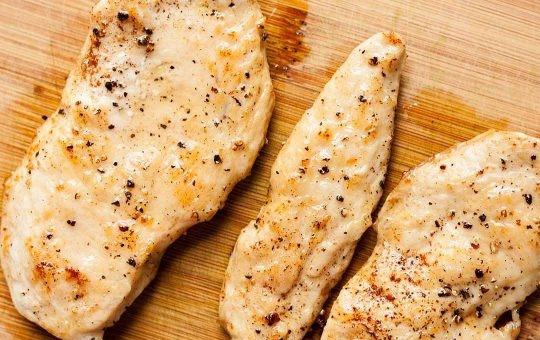 1. Этап. Рецепт пасты с курицей: 1. Растопите сливочное масло и добавьте к нему оливковое, куриное филе нарежьте ломтиками, посолите и поперчите с двух сторон. Обжарьте курицу на смеси масел по 2-3 минуты с каждой стороны. Переложите мясо на доску.