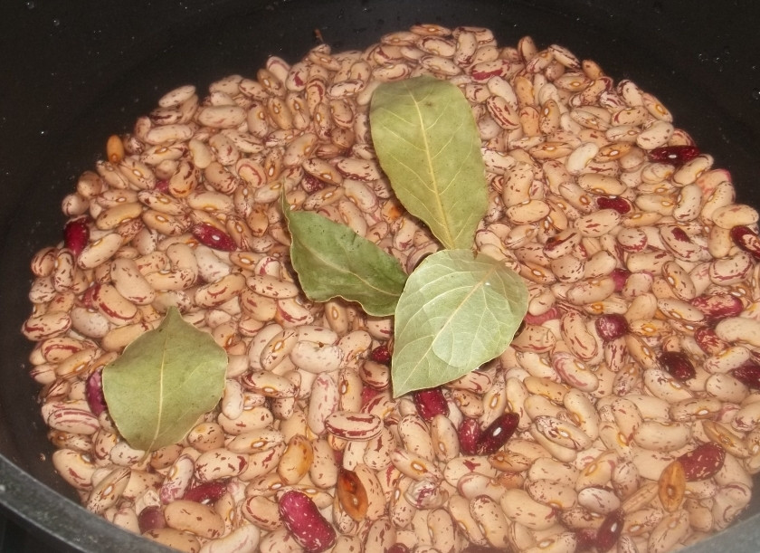 1. Этап. Лобио с салом: Фасоль замочить в холодной воде за 2 часа до начала приготовления. Затем нужно сменить воду (полтора литра), добавить лавровый лист и соль.