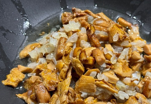 1. Этап. Лисички с картошкой: Аккуратно перемешать и убавить нагрев до минимума. В принципе, лисички уже готовы, но минут пять – семь погреть, перемешивая. Пусть вкусы, что называются, переженятся.