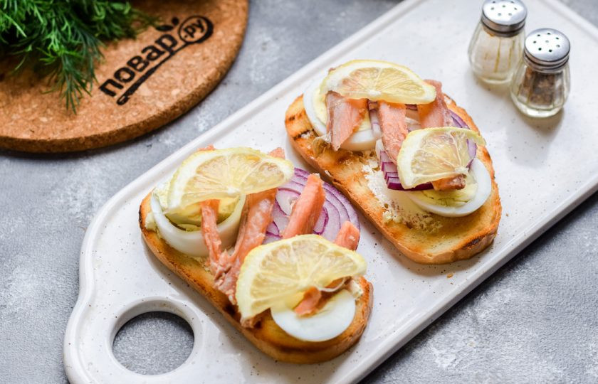 1. Этап. Датские бутерброды: Нарежьте кусочками горбушу, выложите поверх бутербродов, по желанию можете добавить пару долек лимона.