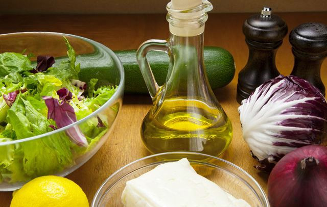 1. Этап. Салат с жареным халуми: Подготовьте все необходимые ингредиенты.