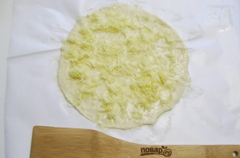 1. Этап. Итальянский хлеб с сыром: Посыпьте тертым сыром.