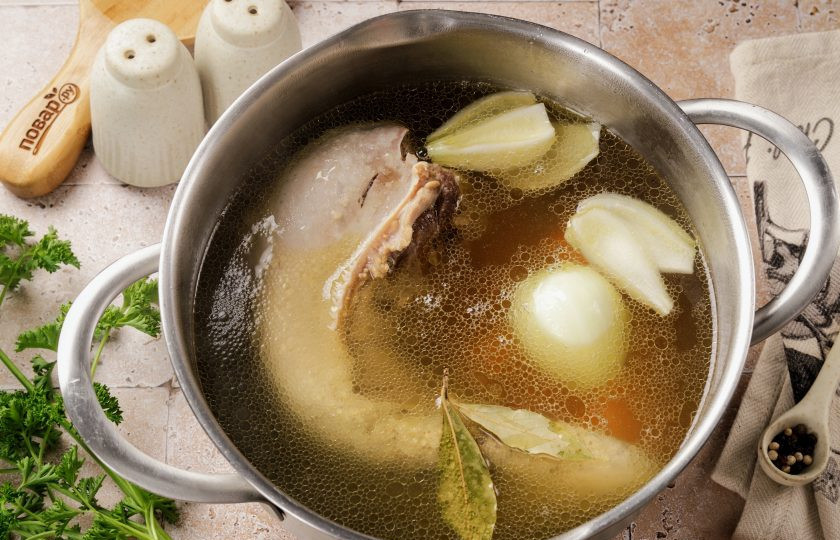 1. Этап. Рулетики из языка: Спустя указанное количество времени, добавьте к языку нарезанную луковицу, морковь разрезанную на части, перец горошком и лаврушку. Варите еще около 30-60 минут. В самом конце добавьте соль по вкусу. Для проверки готовности языка проткните самую толстую его часть ножом или вилкой. У готового языка мясо мягкое, а соки чистые.