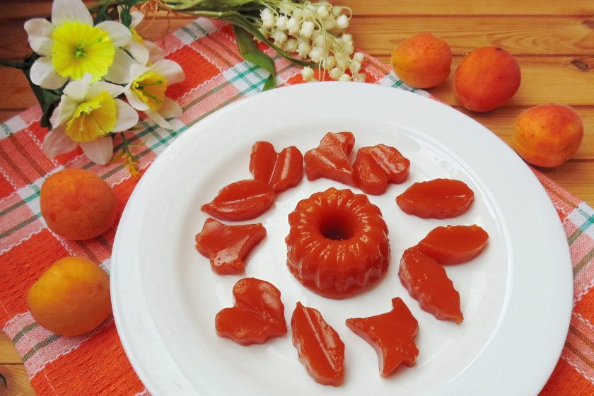 1. Этап. Мармелад из абрикосов на агар-агаре: Готовый мармелад достаньте из формы и выложите на тарелку. Приятного чаепития!