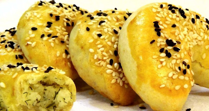 1. Этап. Пирожки с картофелем Подковки: 4. Выложите пирожки на застеленный пергаментной бумагой противень швом вниз, смажьте слегка взбитым яйцом и посыпьте кунжутом. Выпекайте в разогретой до 180 градусов духовке 30 минут. Приятного аппетита!