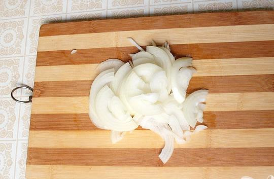 1. Этап. Печень, тушеная в белом вине с печеным перцем: 2. Очищаем луковицу и тоненькими полу колечками ее нарезаем. На сковороду наливаем растительного масла, и на небольшом огне пассируем лук, он должен стать полупрозрачным.