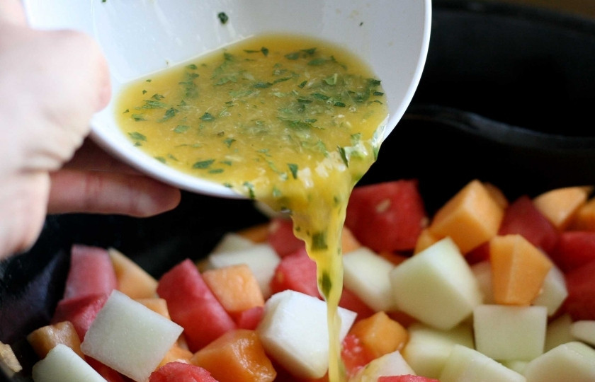 1. Этап. Салат из дыни и арбуза: Заливаем заправкой и хорошенько, но аккуратно перемешиваем.