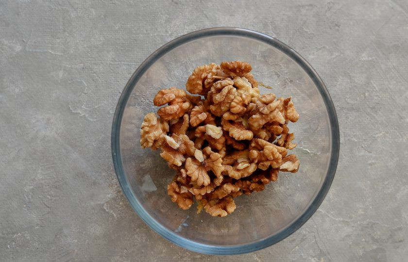 1. Этап. Варенье с орехами: Промойте в холодной воде грецкие орехи.