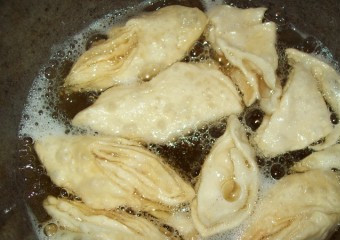 1. Этап. Крымская пахлава: Обжариваем пахлаву в раскаленном растительном масле до красивой золотистой корочки.