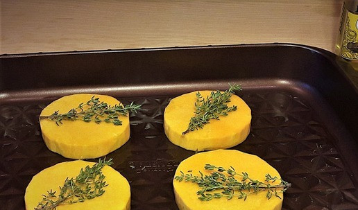 1. Этап. Закуска из тыквы, сыра и орехов: Противень слегка смазать маслом, положить тыкву на противень, немного сверху масла, веточки тимьяна - в духовку разогретую до 180*С - запекать 25 минут. Я готовила на пробу 4 шайбы.